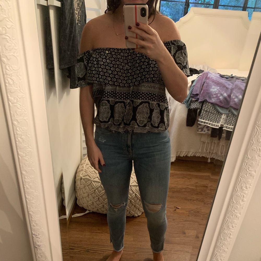 Off the shoulder Elan black pattern top!